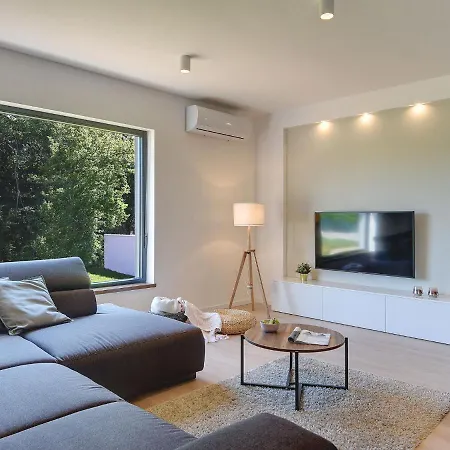 Modern With Swimming Pool Pula