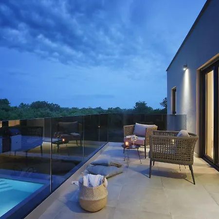Modern With Swimming Pool * Pola