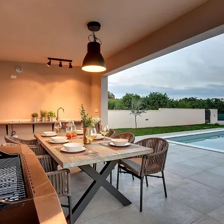 Modern With Swimming Pool Villa Pula